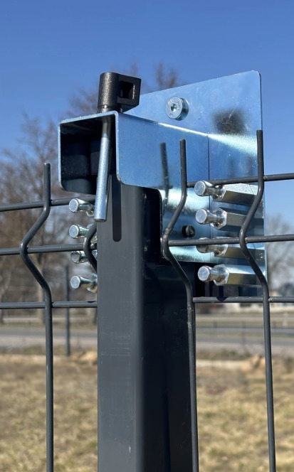 Tool for centering the fence panels on the post