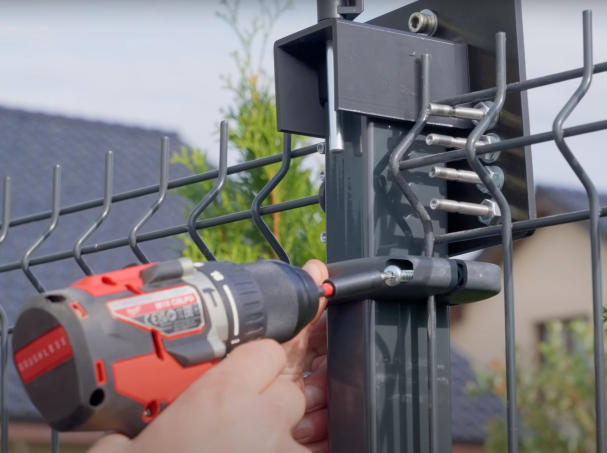 Tool for centering the fence panels on the post